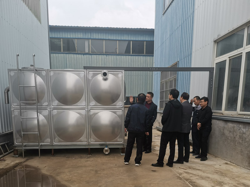 濟(jì)寧職業(yè)技術(shù)學(xué)院機(jī)電工程系教師及校領(lǐng)導(dǎo)，協(xié)同鎮(zhèn)領(lǐng)導(dǎo)來(lái)廠考察合作